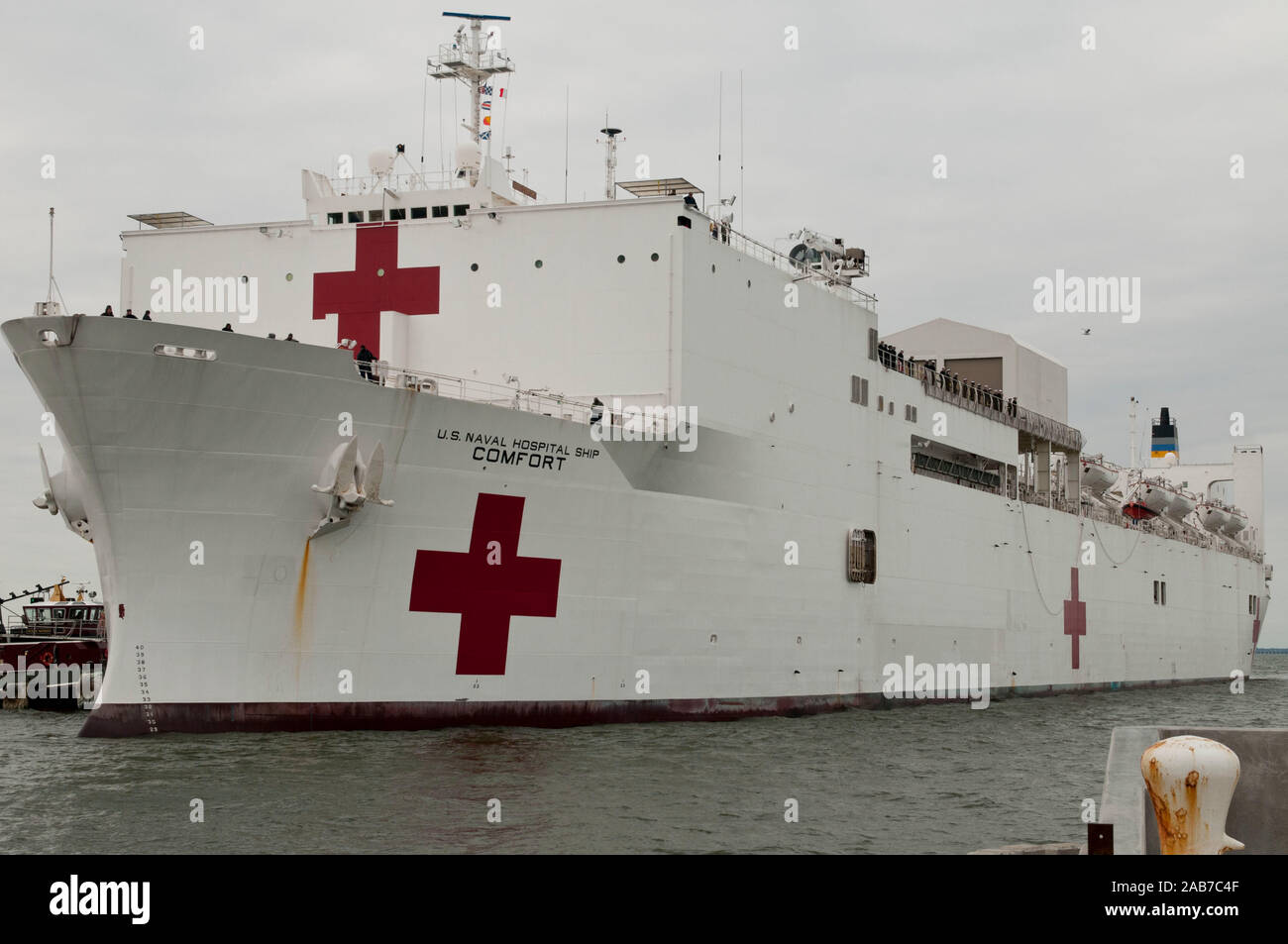 NORFOLK (1 de marzo de 2013) El comando de Transporte Marítimo Militar barco hospital USNS Comfort (T-AH 20) llega pierside en la Estación Naval de Norfolk. Foto de stock
