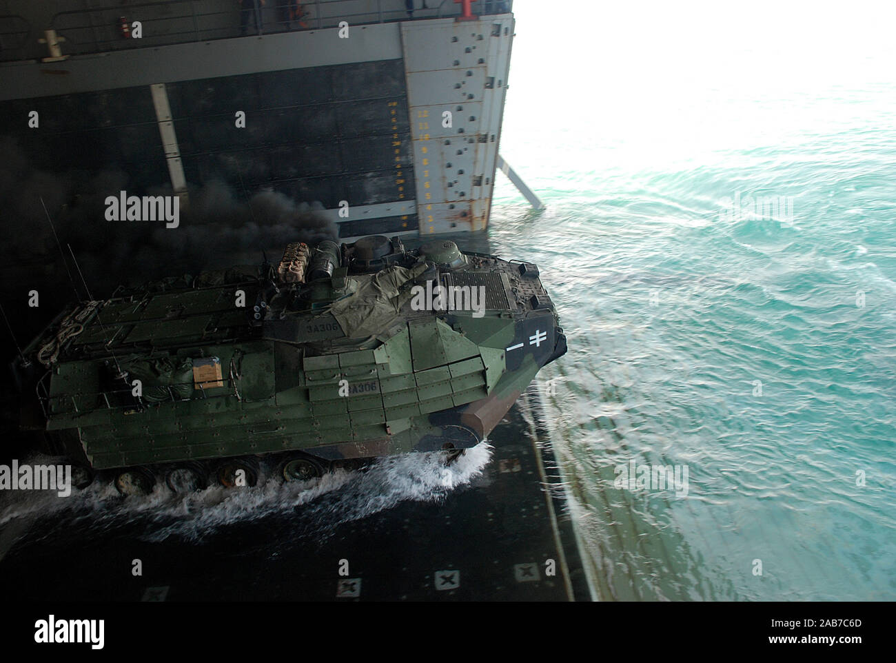 (Nov. 3, 2012), un vehículo de asalto anfibio (AAV) sale el dock buque anfibio de transporte USS Green Bay (LPD 20) durante una rutina de ejercicio de formación bien cubierta. Green Bay es parte de Peleliu Amphibious Ready Group, iniciado con la 15ª Unidad Expedicionaria de la Marina, y está desplegado en apoyo de operaciones de seguridad marítima y los esfuerzos de cooperación de seguridad de teatro en los EE.UU. 5ª Flota área de responsabilidad. Foto de stock