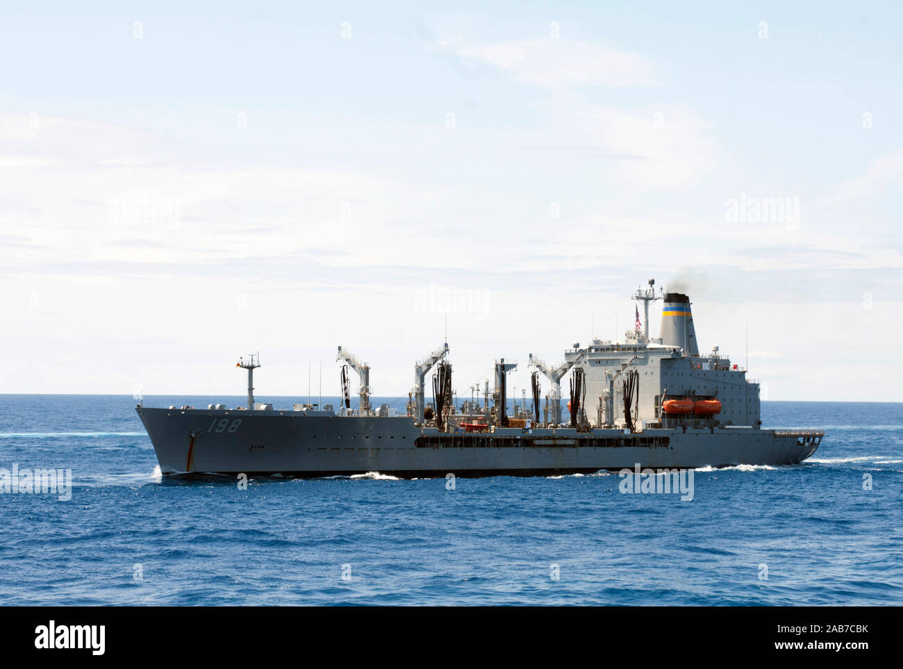(26 de junio de 2012) El comando de Transporte Marítimo Militar lubricador de reposición de flota USNS Big Horn (T-AO 198) se está llevando a cabo con Carrier Strike Group (CSG) 8. Foto de stock