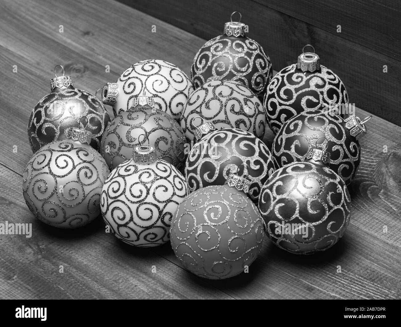 https www alamy es la moderna decoracion de navidad las bolas con purpurina y brillantes adornos decorativos adornos de navidad adornos en madera vintage de fondo decoraciones navidenas concepto seleccion decoraciones coloridas image333922703 html