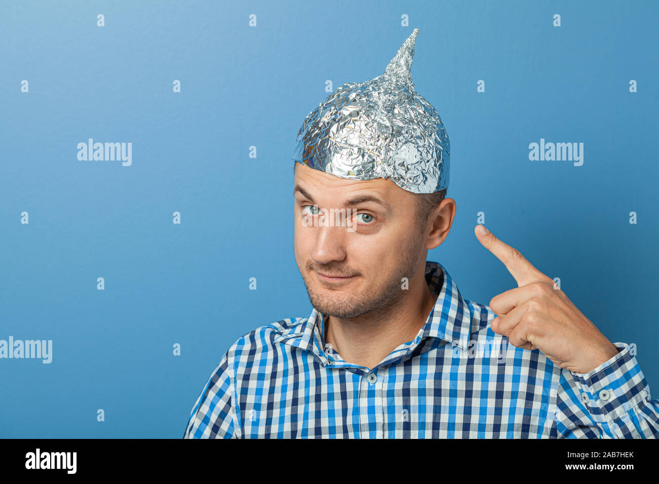 Sombrero de papel de aluminio fotografías e imágenes de alta resolución -  Alamy