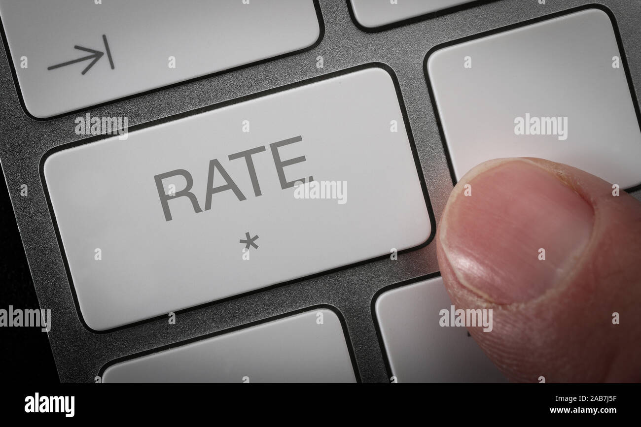 Un hombre presionando una tecla en un teclado de ordenador con la palabra  velocidad. Imagen concepto clasificación online Fotografía de stock - Alamy