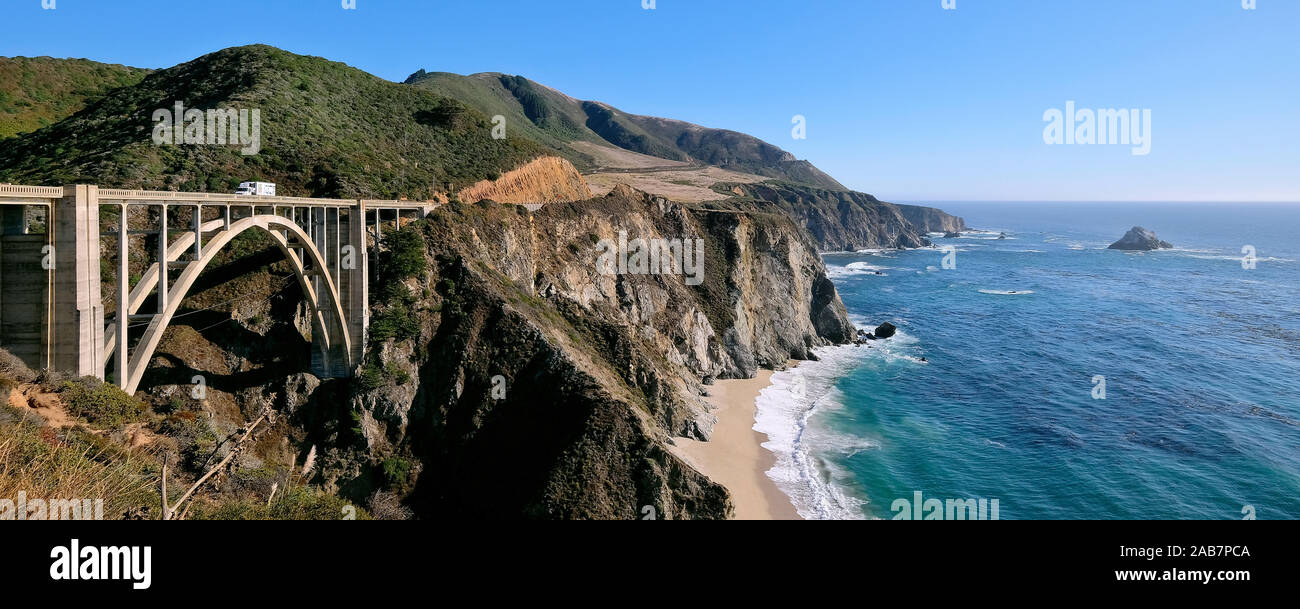 Bixby Creek Bridge, puente de arco de hormigón de la California State Route 1, la autopista 1, la carretera costera a lo largo del Océano Pacífico, California, EE.UU. Foto de stock