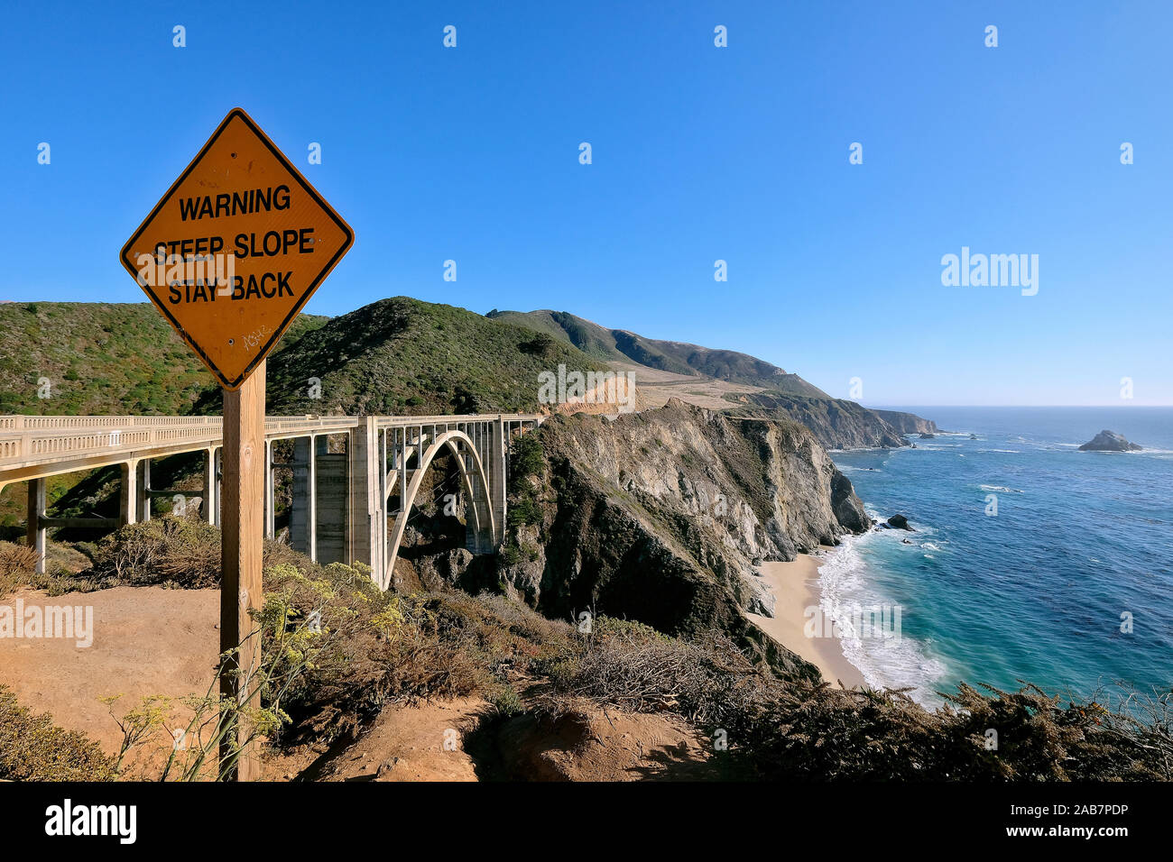 Señales de advertencia en el puente Bixby Creek, California State Highway 1, Ruta 1, la carretera costera a lo largo del Océano Pacífico, California, EE.UU. Foto de stock
