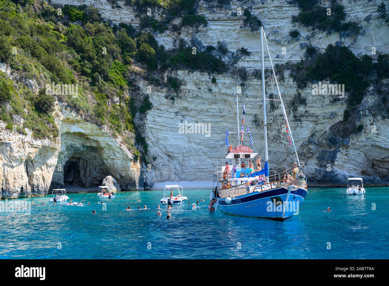 Los barcos turísticos en el Blue Cuevas, Paxos, las Islas Jónicas, Las Islas Griegas, Grecia, Europa Foto de stock