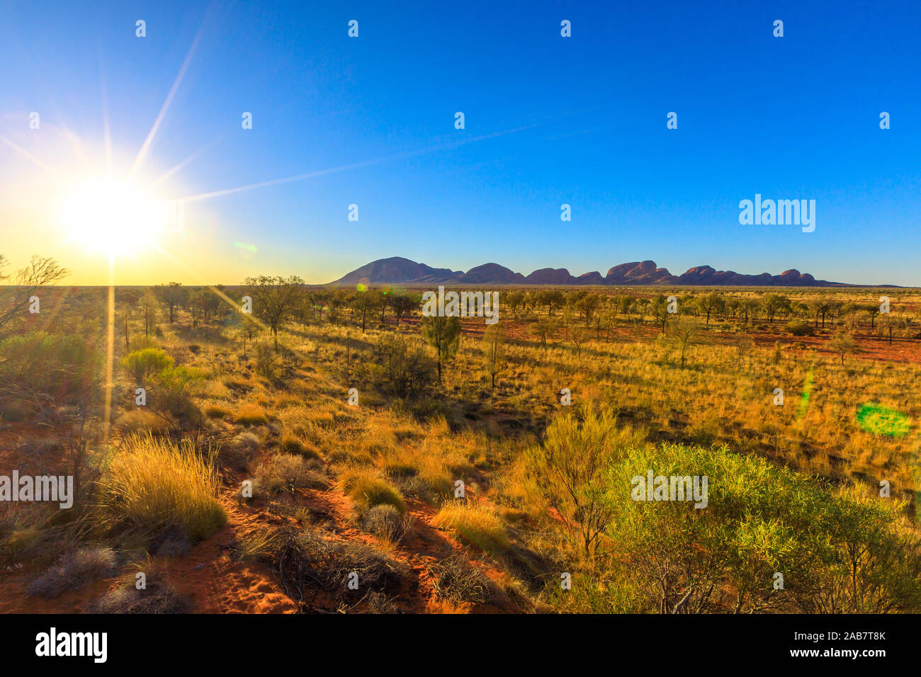 Los rayos de sol en la tarde de Kata Tjuta en el Parque Nacional de Uluru-Kata Tjuta al atardecer, la UNESCO, el Outback Australiano, El Territorio del Norte, Australia, el Pacífico Foto de stock
