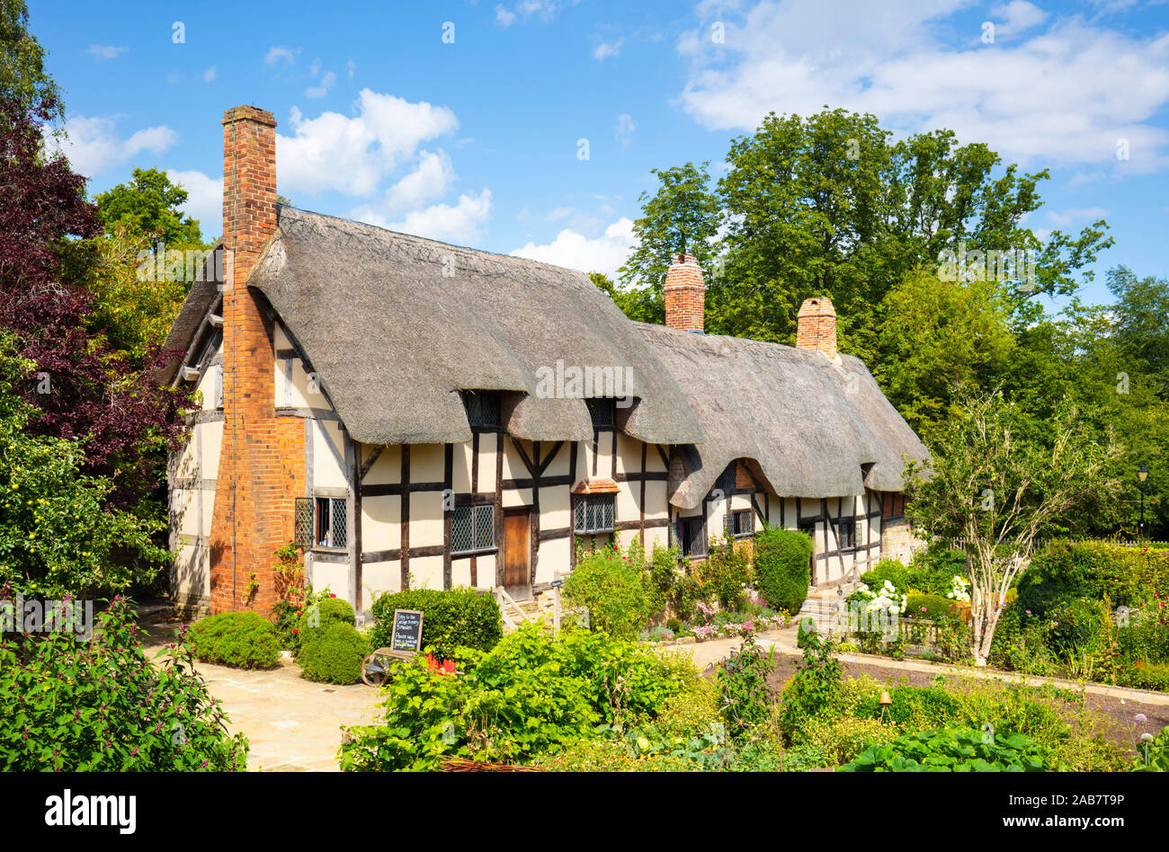 La cabaña de Anne Hathaway, una casita con techo de paja en un jardín, Shottery, cerca de Stratford upon Avon, Warwickshire, Inglaterra, Reino Unido, Europa Foto de stock