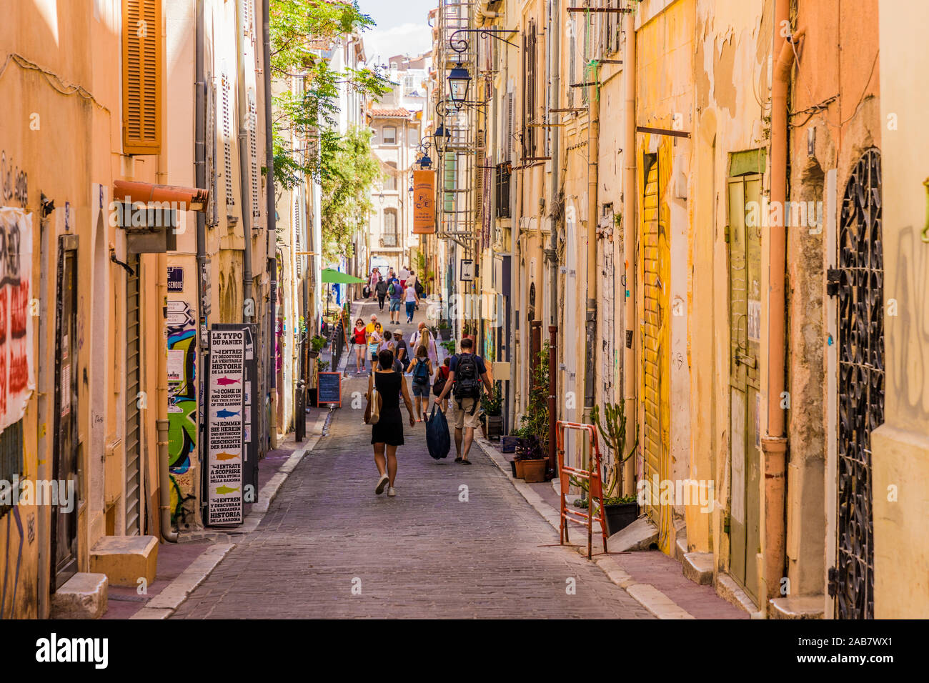 Las estrechas calles del casco antiguo de la ciudad, Le Panier, Marseille, Bouches du Rhône, Provence, Francia, el Mediterráneo, Europa Foto de stock