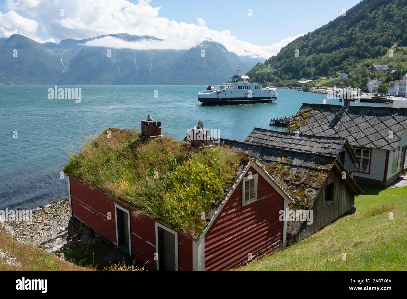 Un ferry saliendo del pueblo de Utne el fiordo Hardanger, Vestlandet, Noruega, Escandinavia, Europa Foto de stock