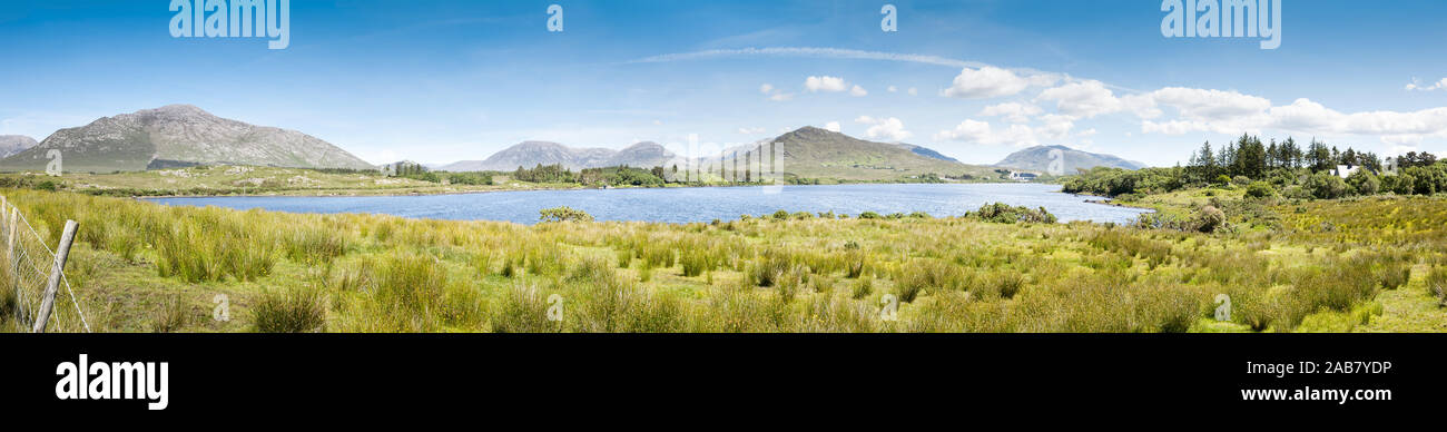 Eine Panoramaaufnahme von Lough Corrib en Irlanda, Europa Foto de stock
