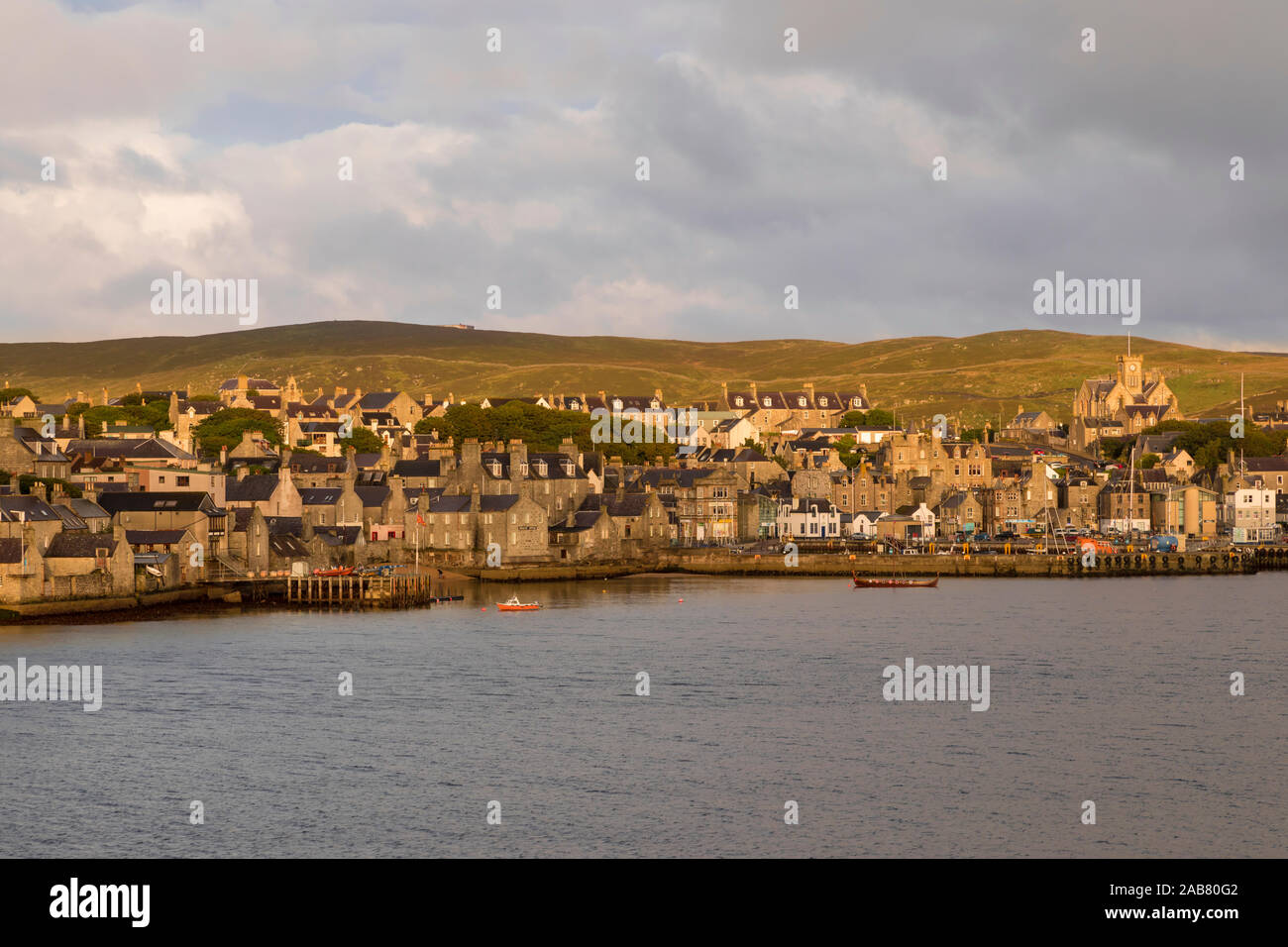 Lerwick, elevada vista desde el mar, la luz de la mañana, Lerwick, Continental, las Islas Shetland, Escocia, Reino Unido, Europa Foto de stock