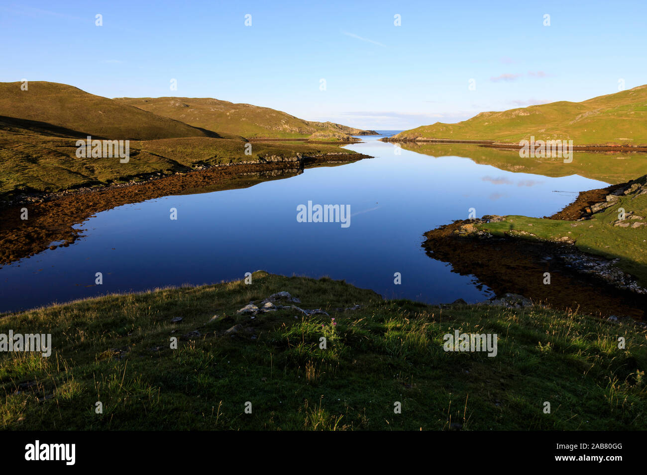 Mavis Grind, temprano en la mañana reflexiones, estrecho istmo entre el Océano Atlántico y el Mar del Norte, Islas Shetland, Escocia, Reino Unido, Europa, Europa Foto de stock