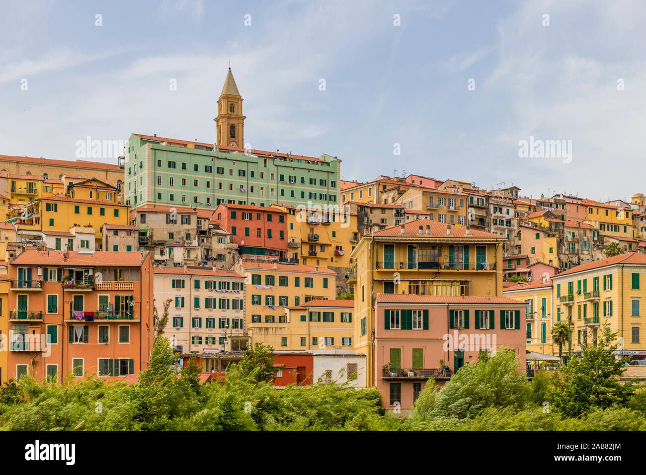 Los coloridos edificios en Ventimiglia, en Liguria, Italia, Europa Foto de stock
