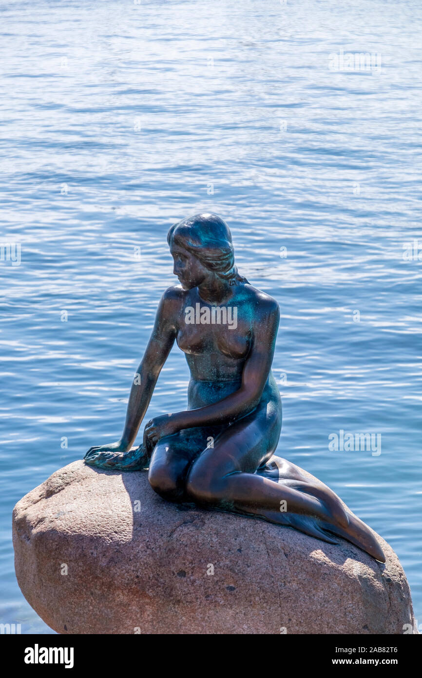 La estatua de la Sirenita de Copenhague, Dinamarca, Europa Foto de stock