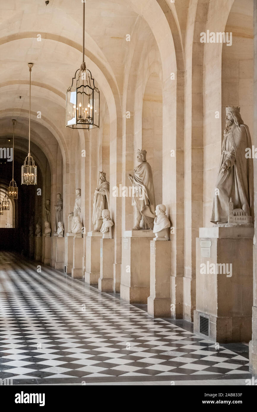 Uno de los tantos bonitos pasillos en el famoso Palacio de Versalles. La larga galería abovedada de piedra y arcos en el interior del Palacio muestra histórica... Foto de stock