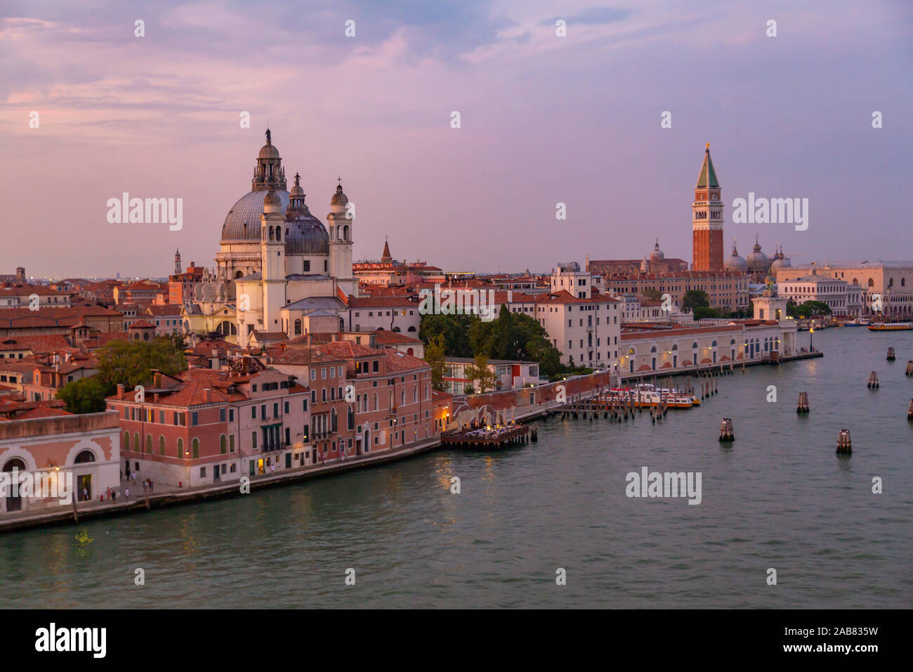 Vista de Venecia horizonte desde crucero al atardecer, Venecia, Sitio del Patrimonio Mundial de la UNESCO, Véneto, Italia, Europa Foto de stock