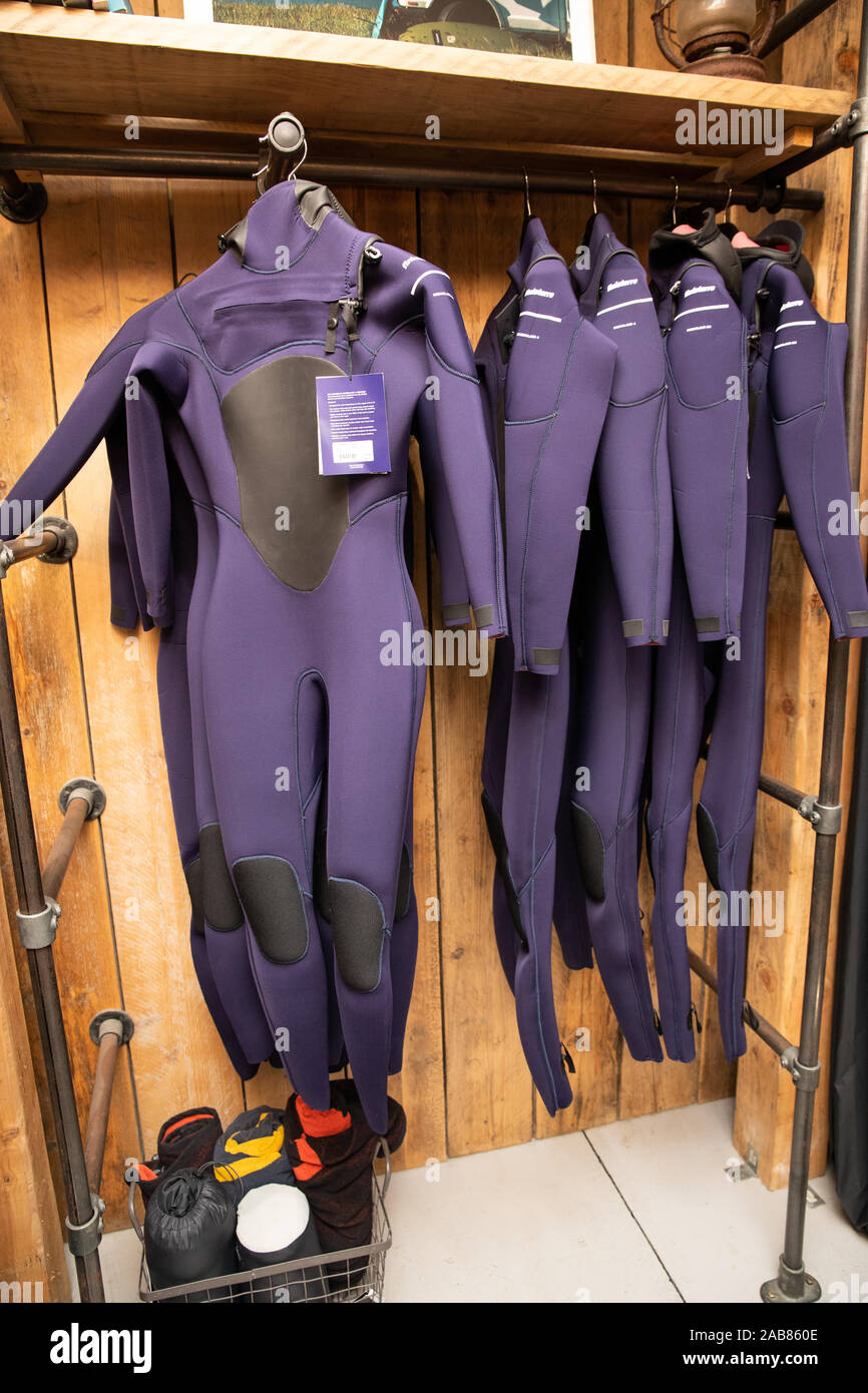 Surfing gear fotografías e imágenes de alta resolución - Alamy