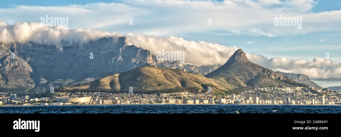 Panorama de Ciudad del Cabo y Table Mountain, vista desde el océano, Sudáfrica Foto de stock