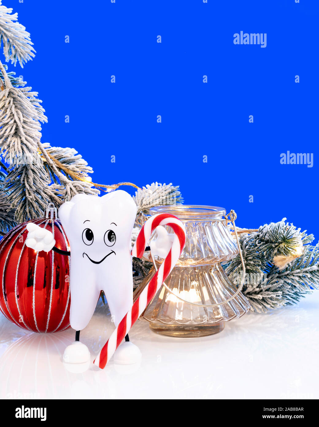 Dentista Feliz Navidad y Feliz Año Nuevo la composición con diente sano mantiene Candy Cane. Tarjeta de Regalo Dental Plantilla Web banner con copia espacio aga Foto de stock