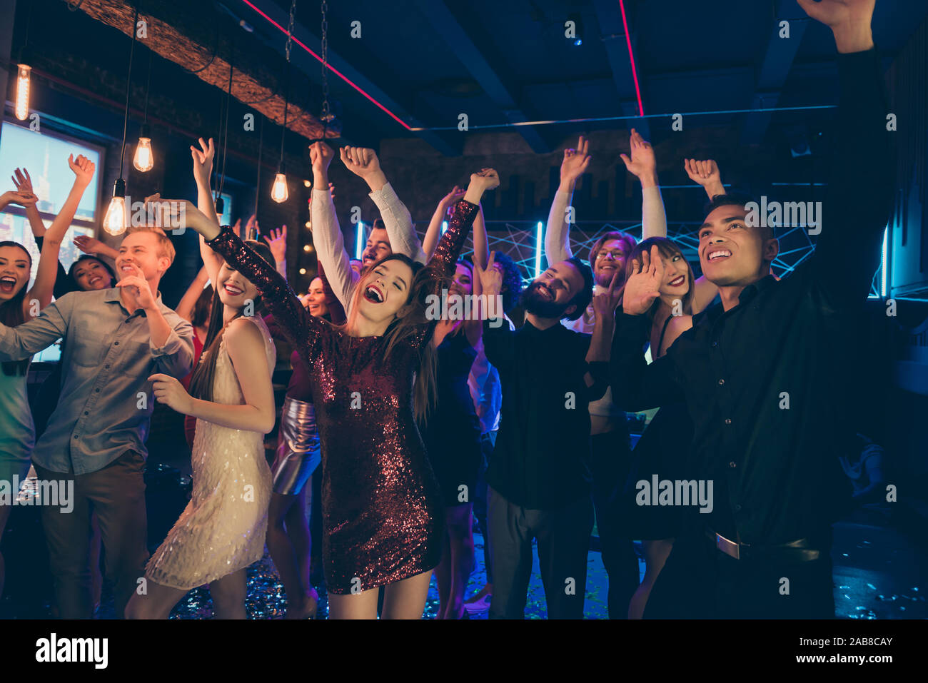 Retrato de alegre positivo grupo de amigos quieren tener los fines de semana de baile perfecta sentir loco desgaste formal falda en la discoteca Fotografía de - Alamy