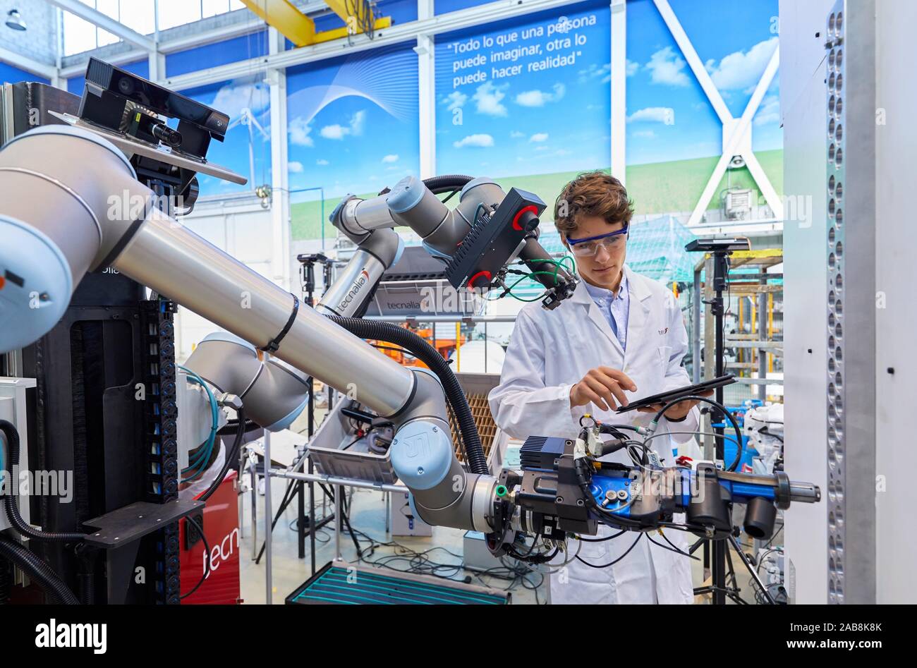 Uso de la Robótica flexible en procesos de fabricación industrial, robot móvil, unidad de fabricación avanzada, Centro Tecnológico, Tecnalia Research & Foto de stock