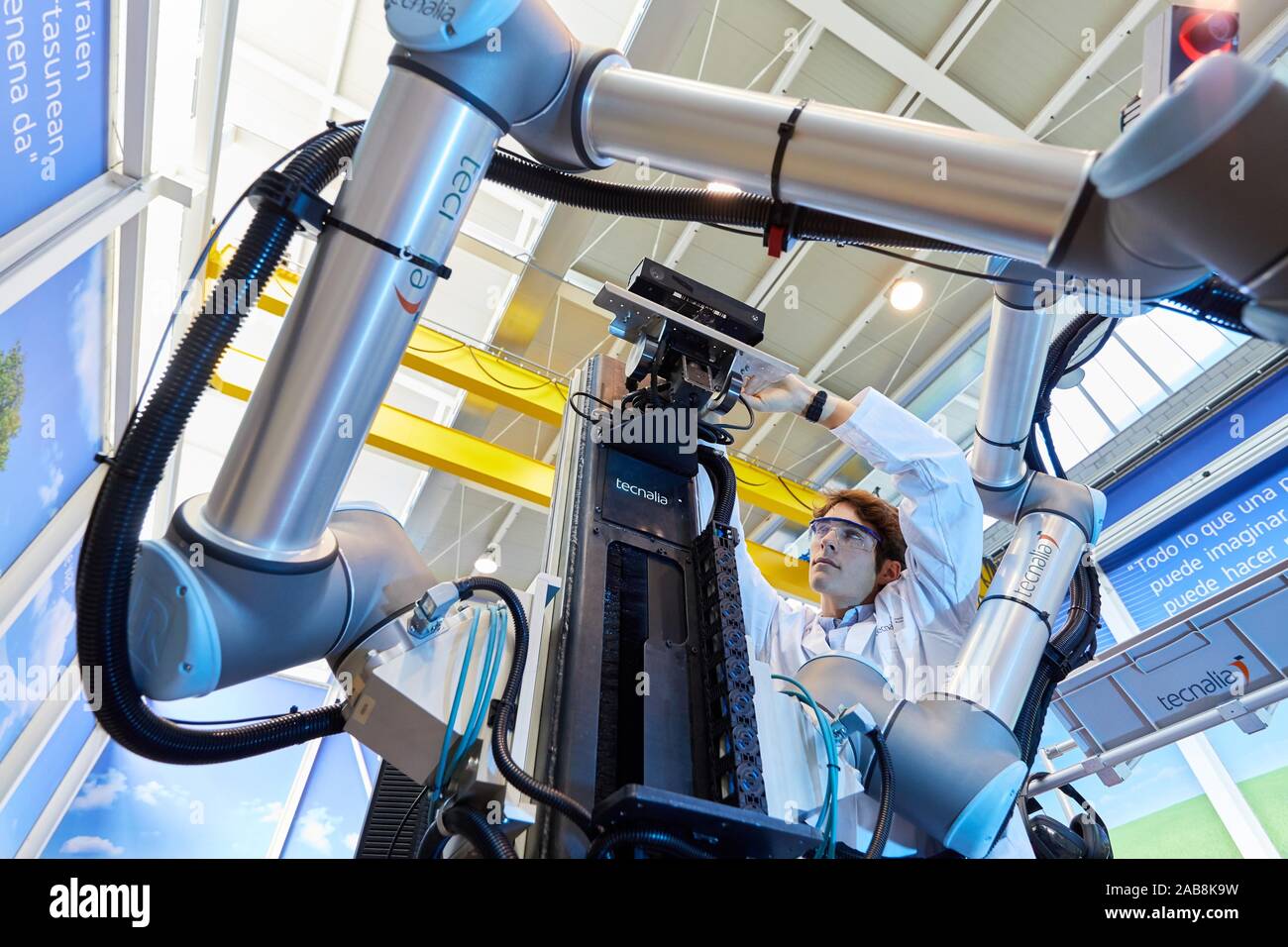 Uso de la Robótica flexible en procesos de fabricación industrial, robot móvil, unidad de fabricación avanzada, Centro Tecnológico, Tecnalia Research & Foto de stock