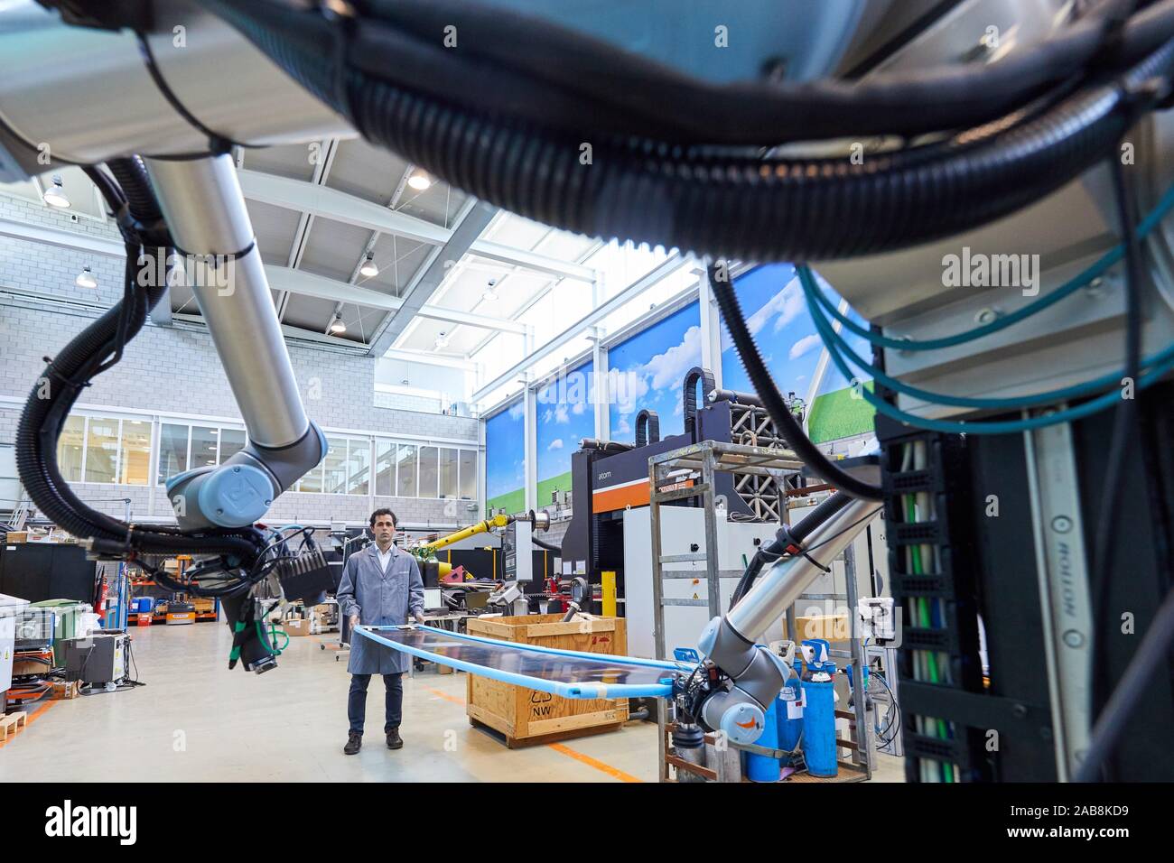 Uso de la Robótica flexible en procesos de fabricación industrial, robot móvil, unidad de fabricación avanzada, Centro Tecnológico, Tecnalia Research & Foto de stock