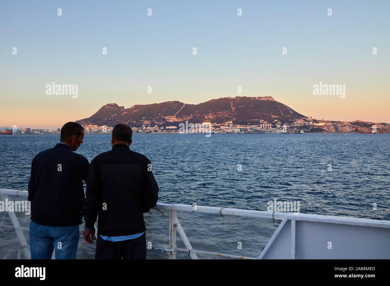 Ferry cruzando el Estrecho de Gibraltar desde Marruecos a España, en el fondo del Peñón de Gibraltar, África, Europa Foto de stock