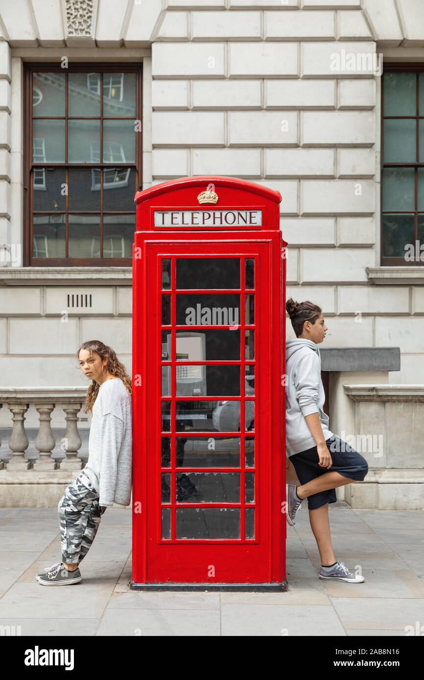 Dos tíos y una cabina telefónica en Londres. Escena cómica Fotografía de  stock - Alamy