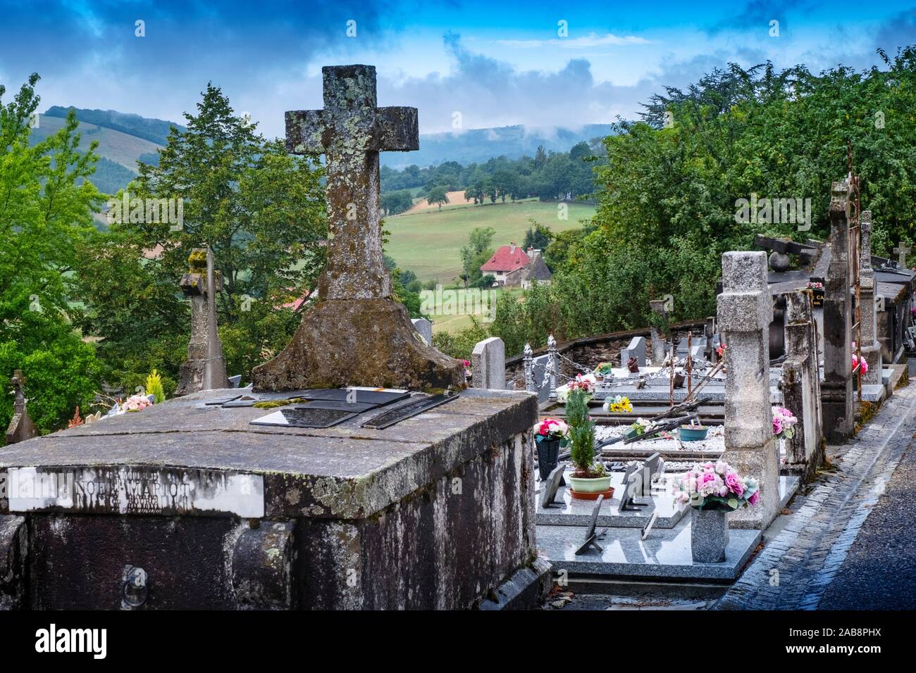 Francia, Auvergne, Cantal, en Lehynac, cementerio Foto de stock
