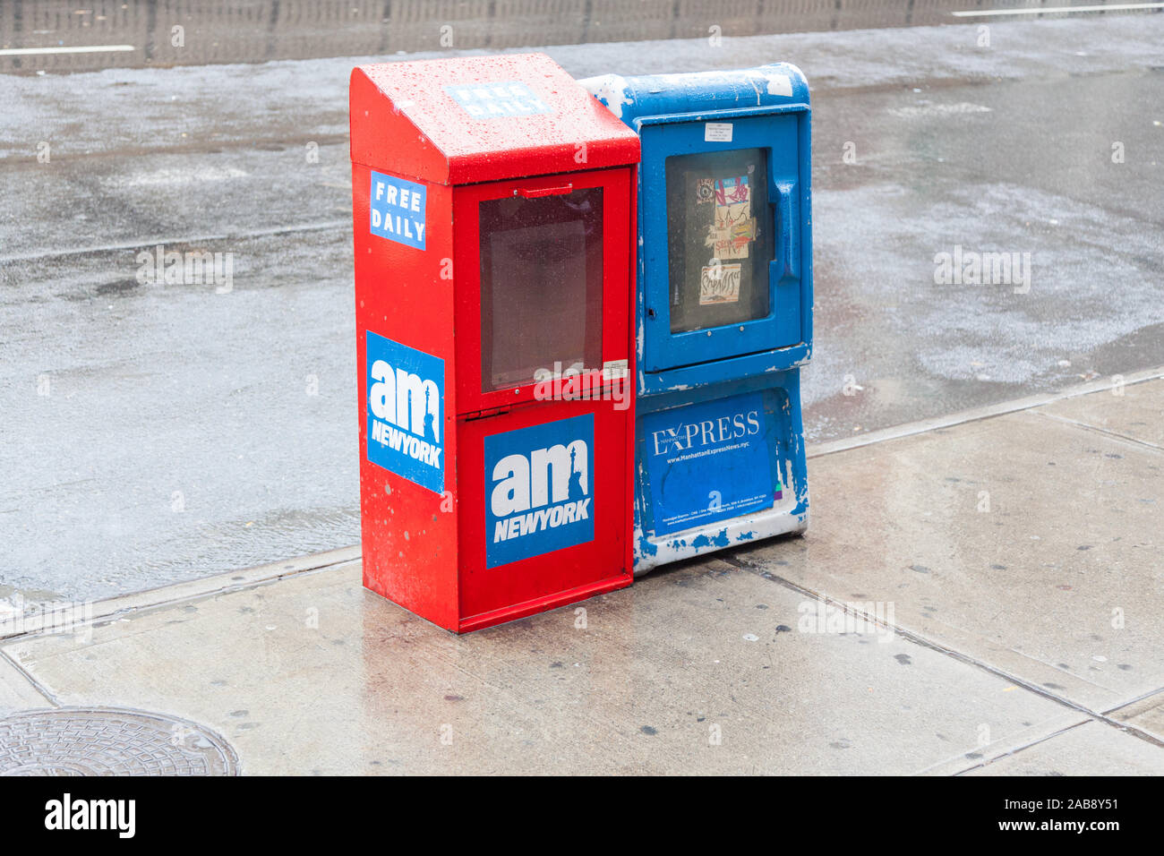 Las máquinas expendedoras de periódicos, Amsterdam Avenue, Nueva York, Estados Unidos de América. Foto de stock