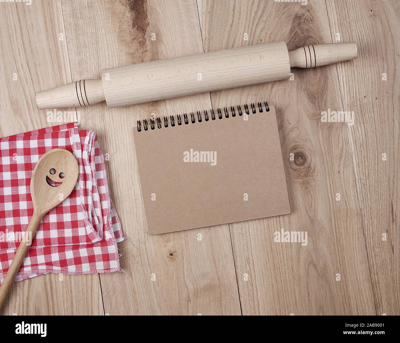 Abrir Bloc De Notas En Blanco En La Linea De Madera Y Accesorios De Cocina Recetas De Concepto Fotografia De Stock Alamy