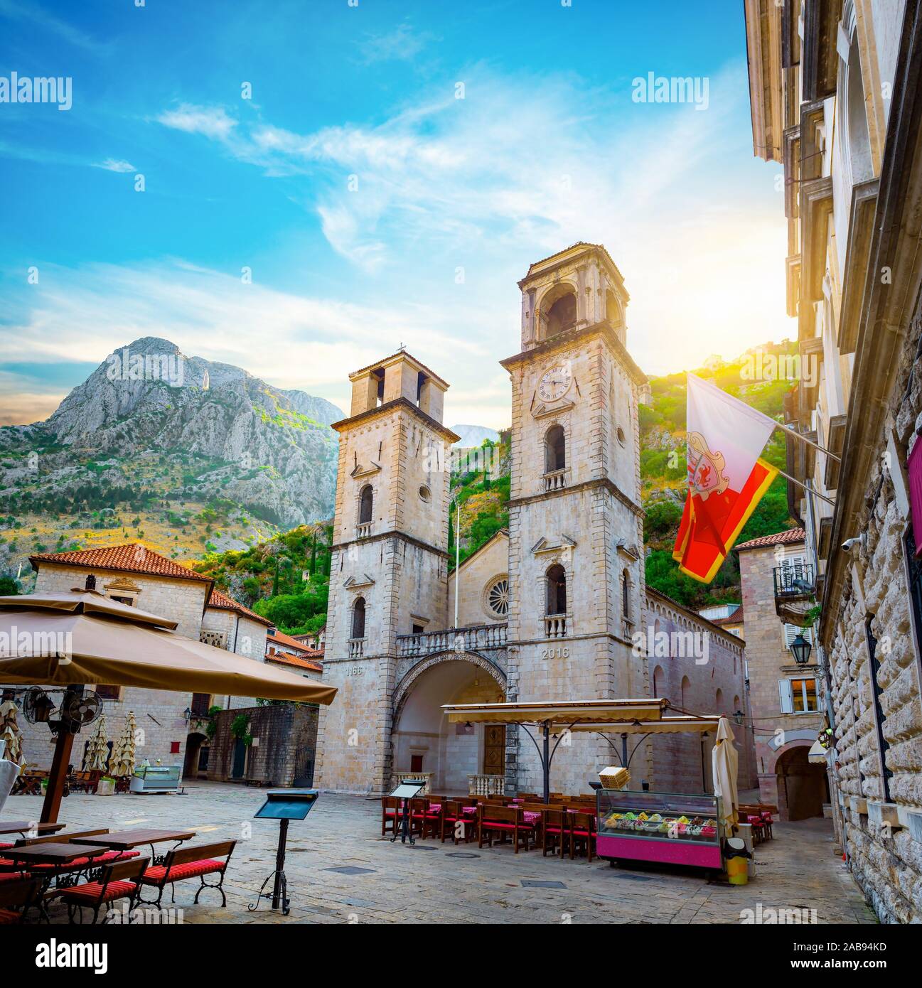 Iglesia de San Trifón en el casco antiguo de Kotor. Montenegro. Foto de stock