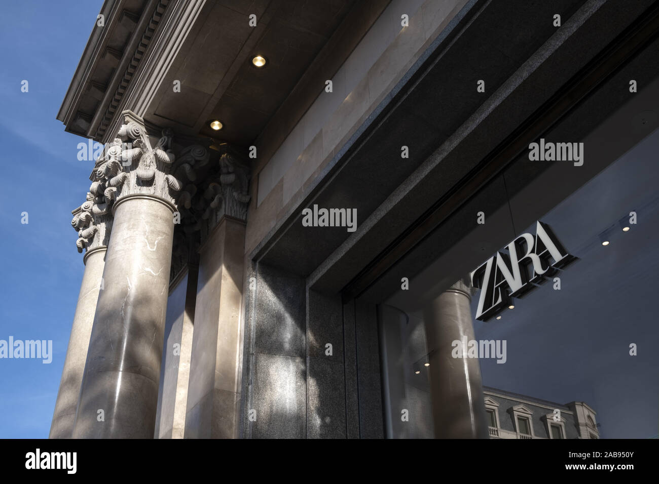 Zara brand fotografías e imágenes de alta resolución - Alamy