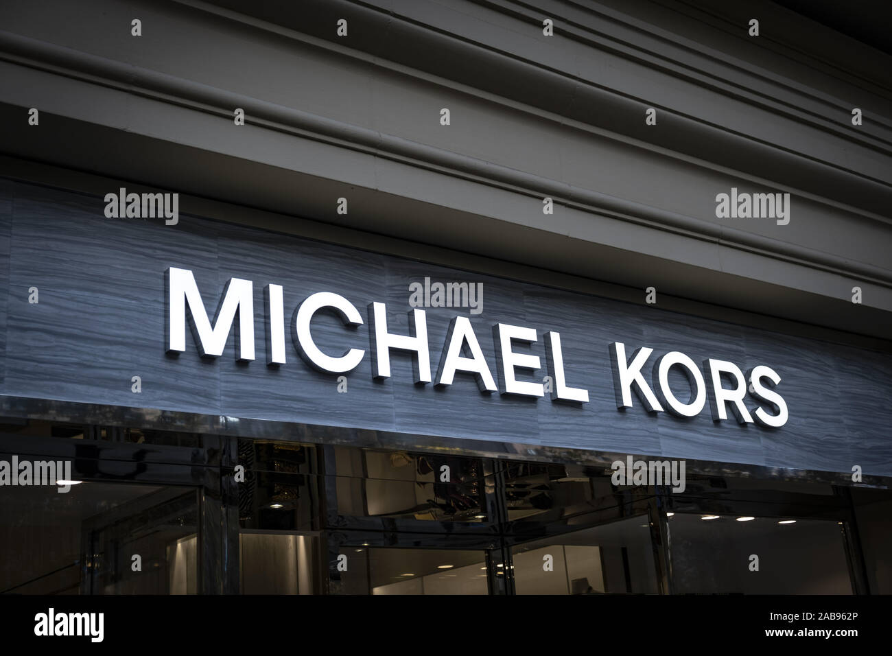 El 25 de noviembre de 2019, Barcelona, Cataluña, España: el logo de Michael  Kors, fabricante y comercializadora de prendas de vestir y accesorios de  lujo vistos en el Passeig de Gràcia store..un