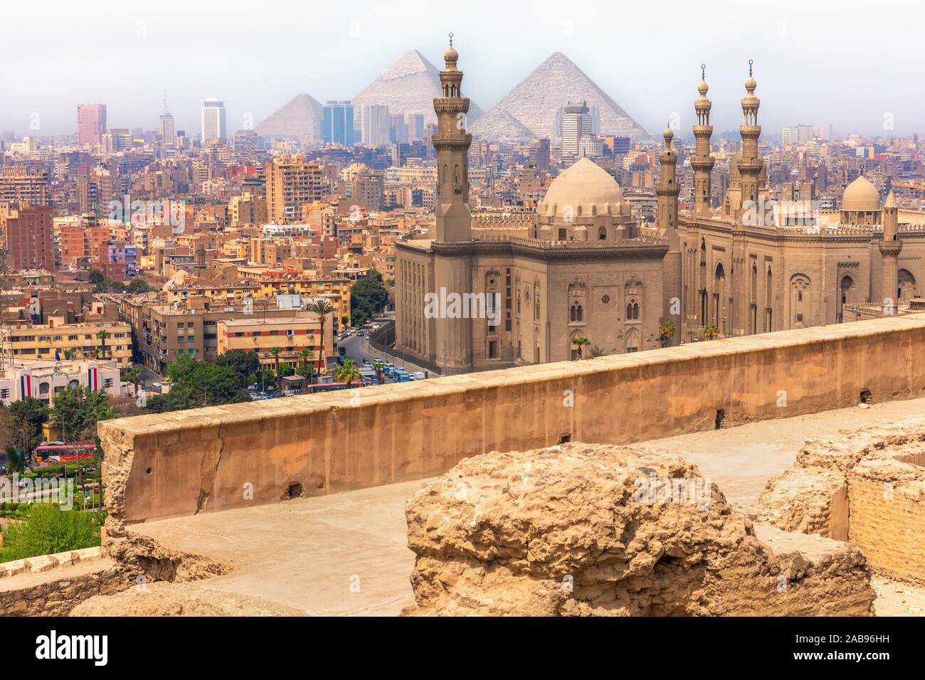Vista de El Cairo, el Mosque-Madrassa del Sultán Hassan y las pirámides de Egipto. Foto de stock