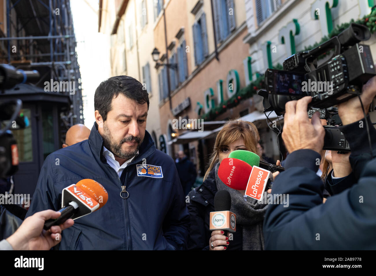 Matteo Salvini habla al final de la conferencia de prensa que "el sistema de servicios de adicciones patológicas: propuesta para la revisión de la legislación en materia de drogas". Foto de stock