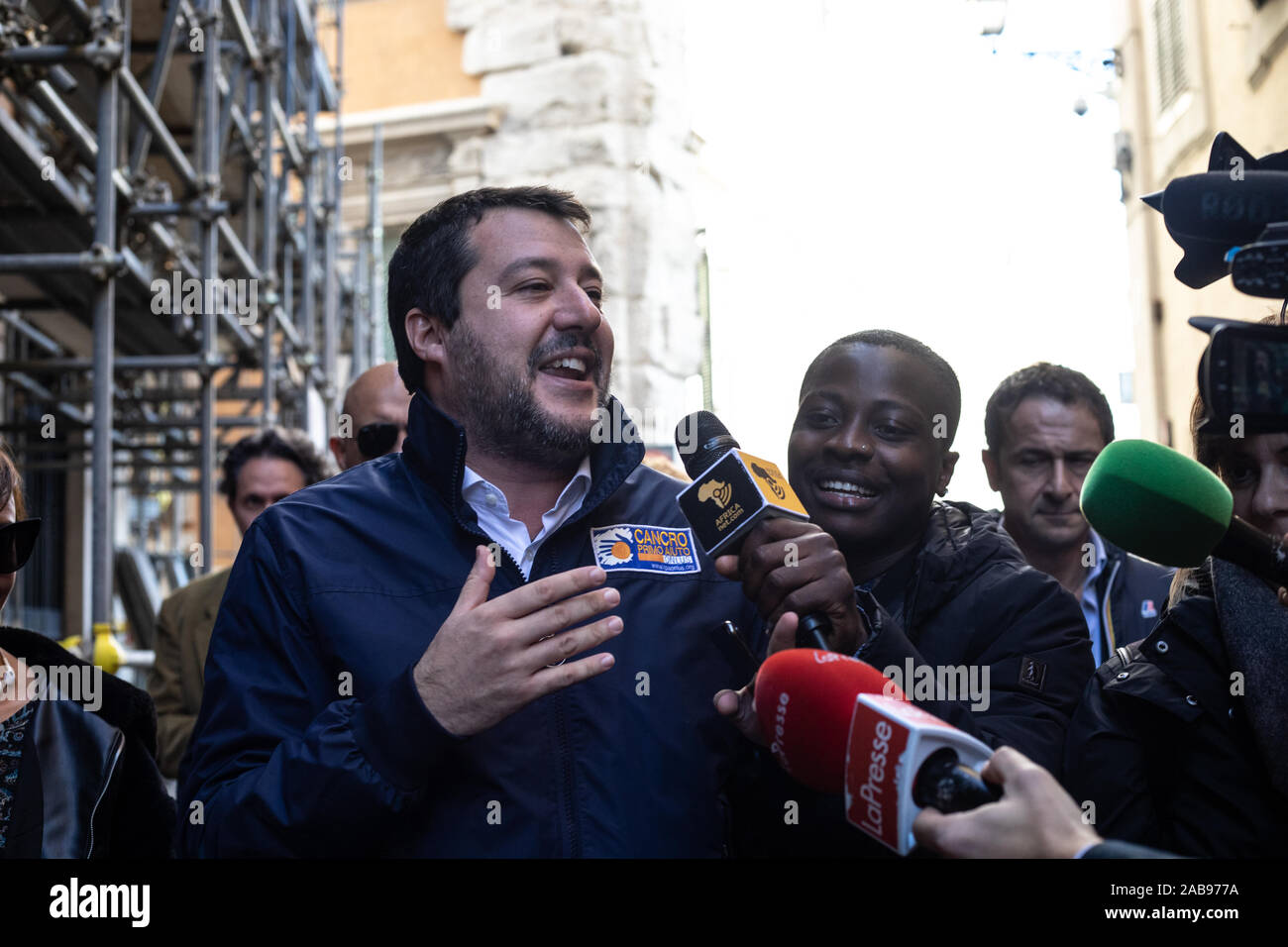 Matteo Salvini habla al final de la conferencia de prensa que "el sistema de servicios de adicciones patológicas: propuesta para la revisión de la legislación en materia de drogas". Foto de stock