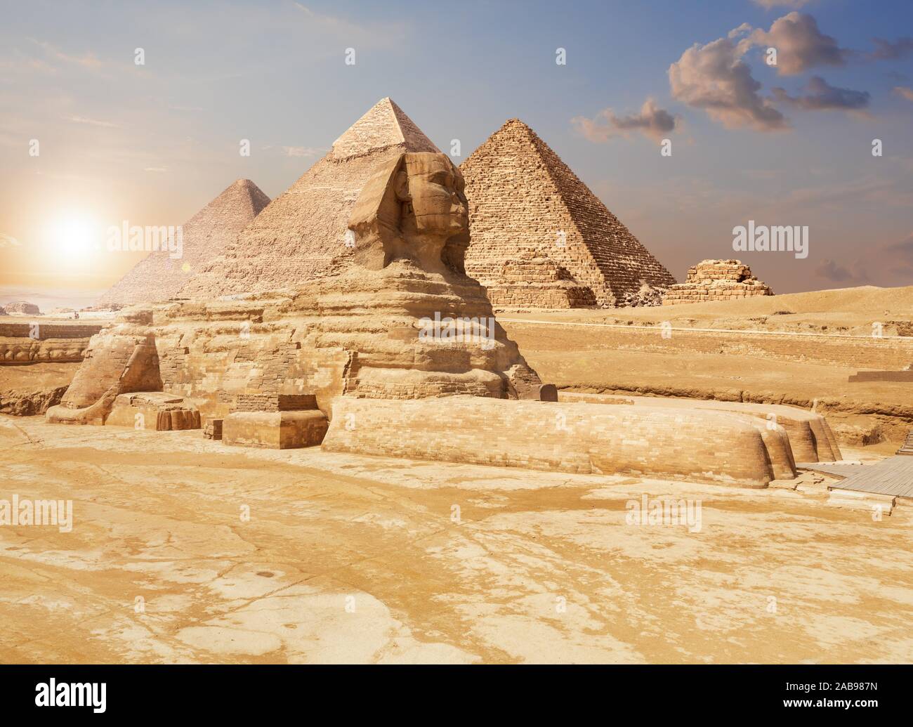 La famosa Esfinge de Giza y las pirámides en el fondo, el desierto egipcio. Foto de stock