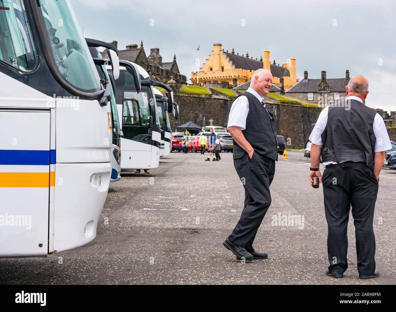Parque de autocares y autobuses con conductores de autobús, en espera de la explanada del castillo, el Castillo de Stirling, Escocia, Reino Unido Foto de stock