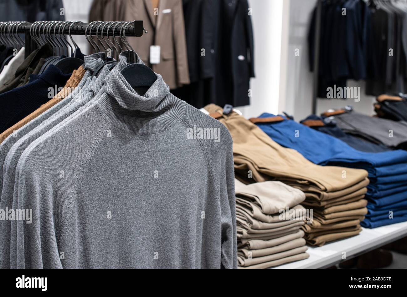 Blusas y jeans en estante en la tienda de ropa de moda. Ropa casual en la  tienda. Concepto de moda y comercial Fotografía de stock - Alamy