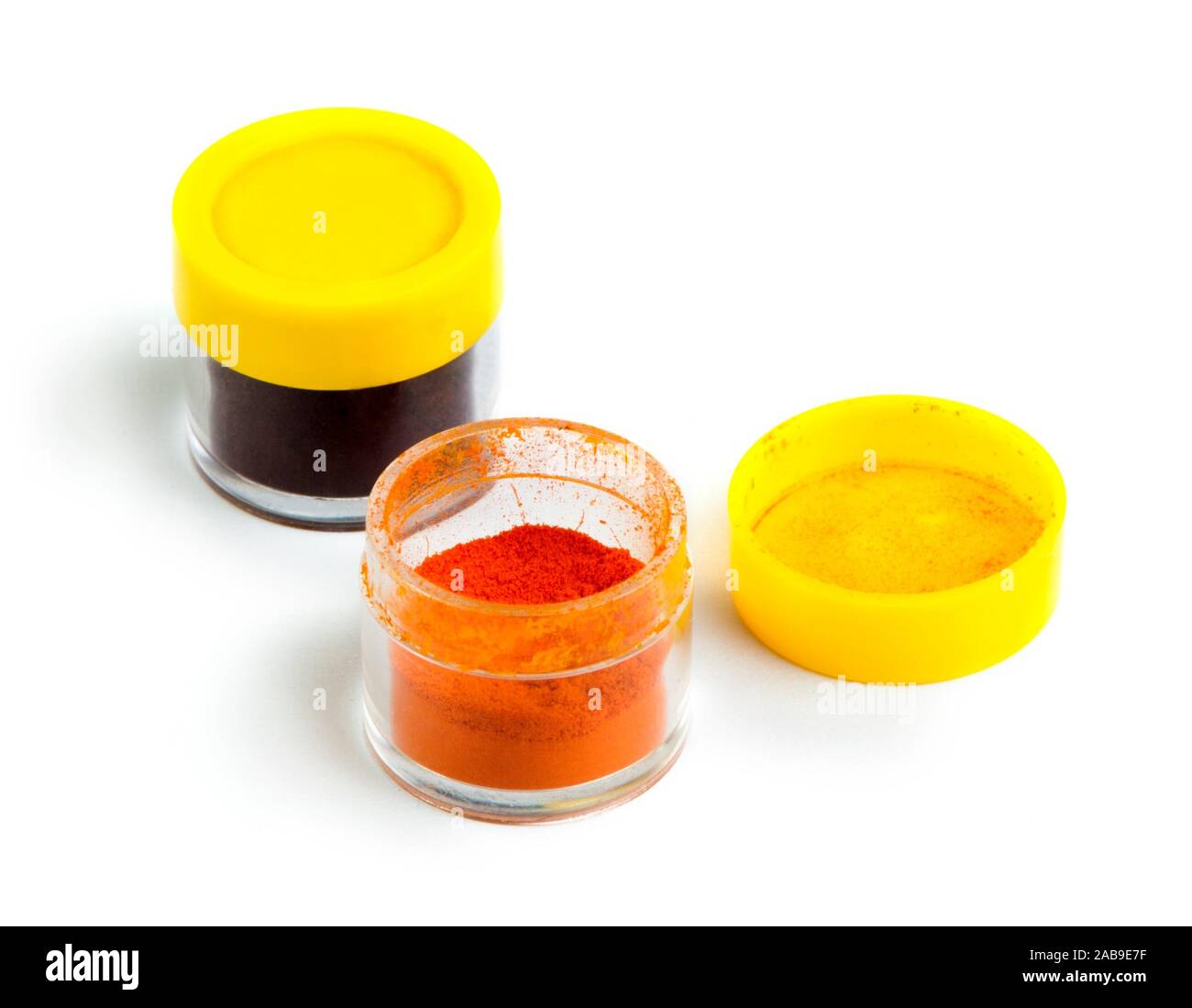 Pigmentos colorantes artificiales para alimentos o sustancias en el  paquete. Aislados en blanco Fotografía de stock - Alamy