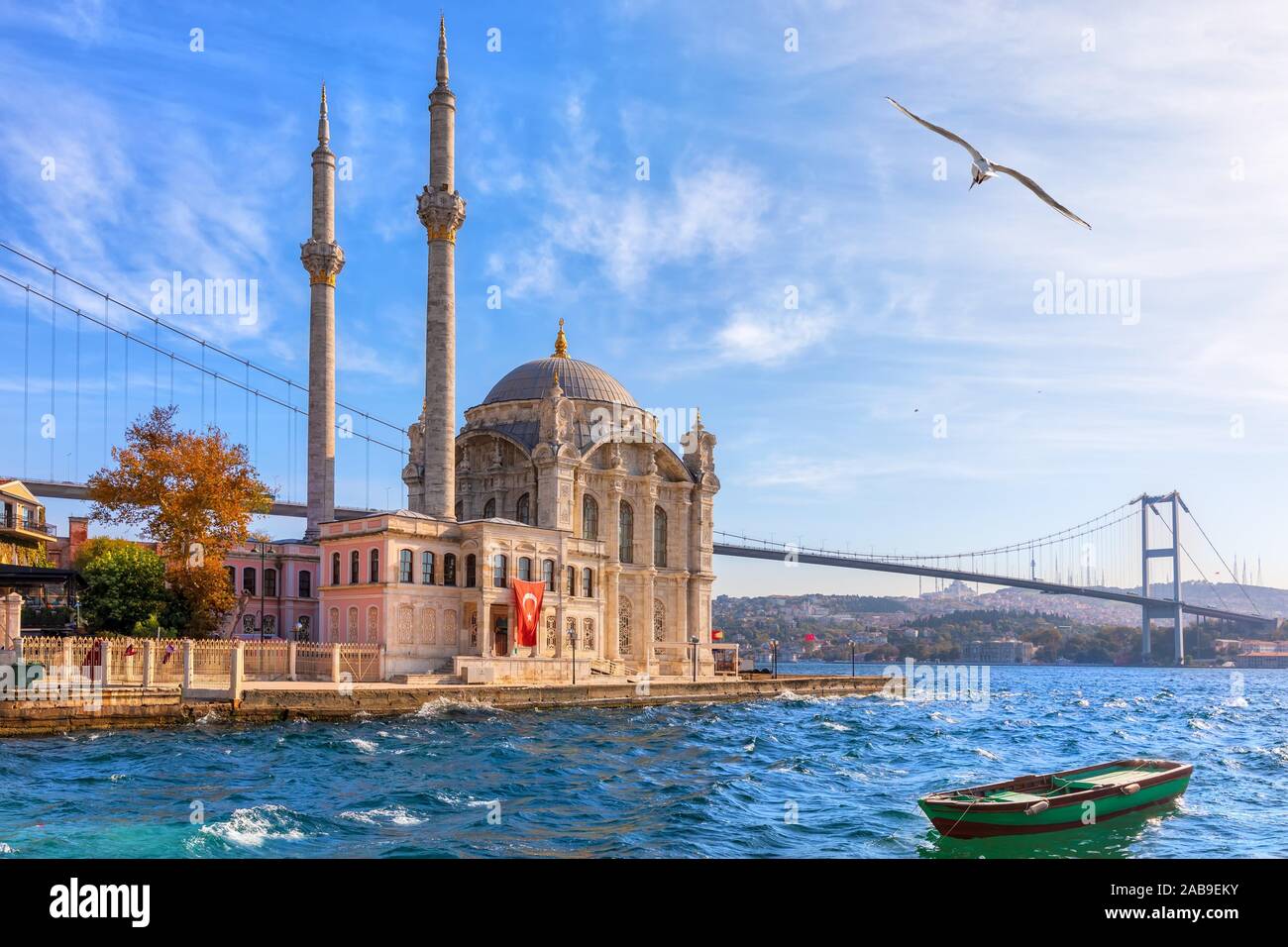 Hermosa Mezquita Ortakoy en Estambul, Cerrar vista. Foto de stock