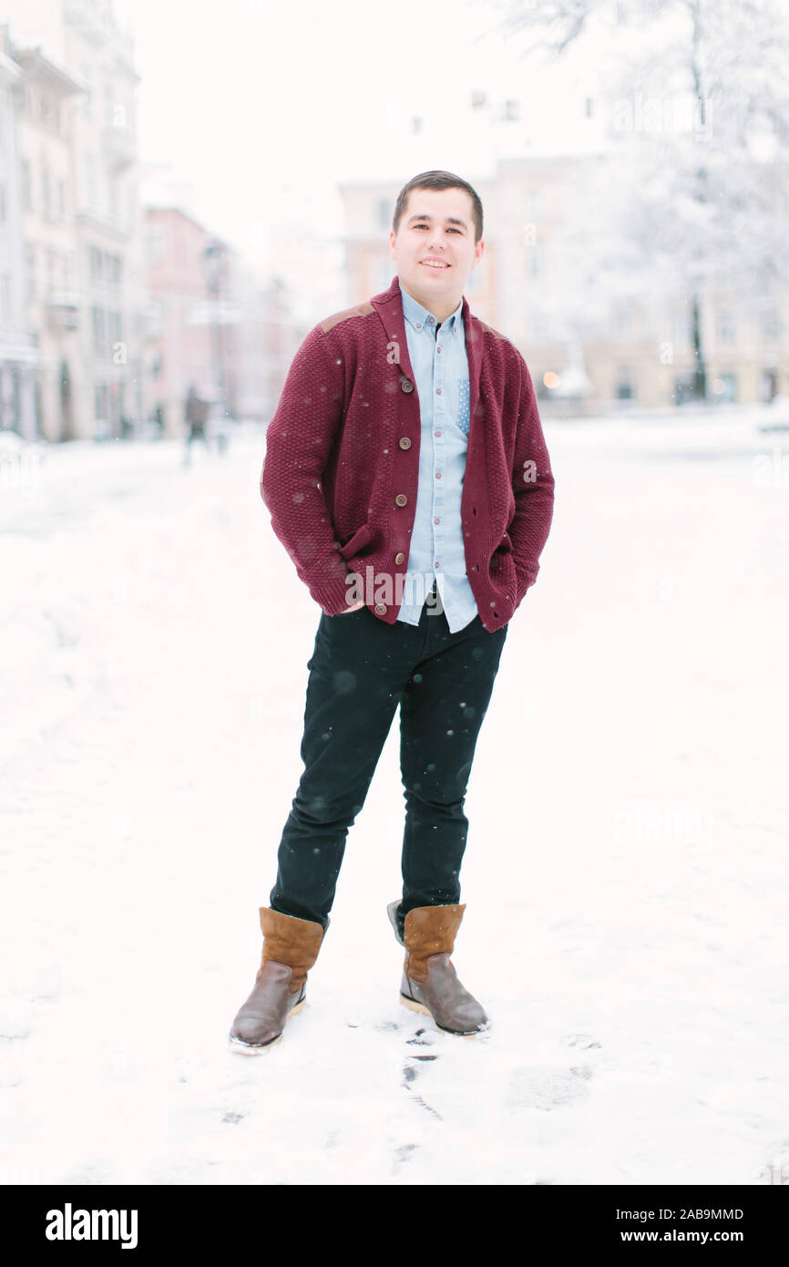 Vacaciones de invierno, la moda, la ropa y las personas concepto - retrato  del joven elegante en ropa de invierno al aire libre Fotografía de stock -  Alamy