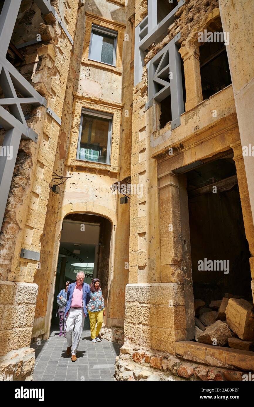 Un pequeño grupo de gente que visitaba la casa de Beirut, anteriormente conocida como Casa Barakat. Este edificio fue utilizado por francotiradores durante la guerra civil y ha Foto de stock