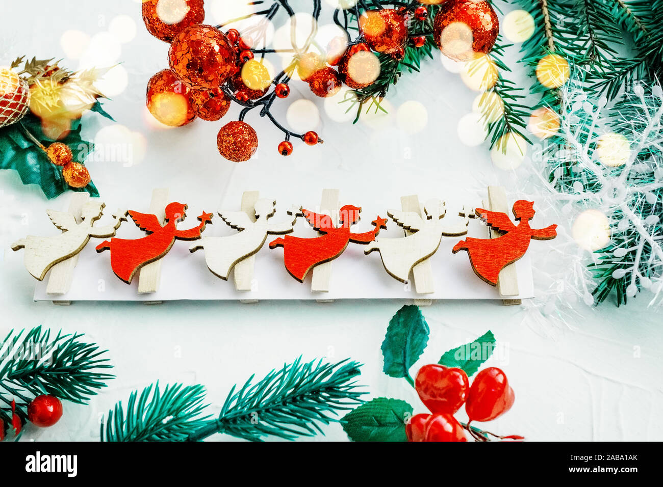 Conjunto de adornos para el árbol de Navidad. Caseras de figurillas de  ángeles, coronas y guirnaldas va a decorar la casa para las vacaciones  Fotografía de stock - Alamy