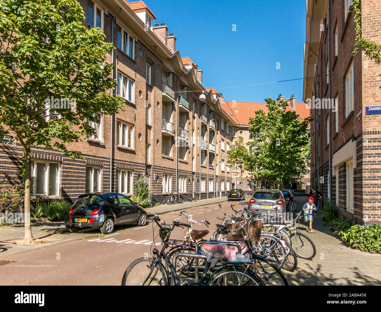 Esquina de Houtrijkstraat y Zaandammerplein en barrio residencial llamado Spaarndammerbuurt en el oeste de la ciudad de Amsterdam, Netherlan Foto de stock