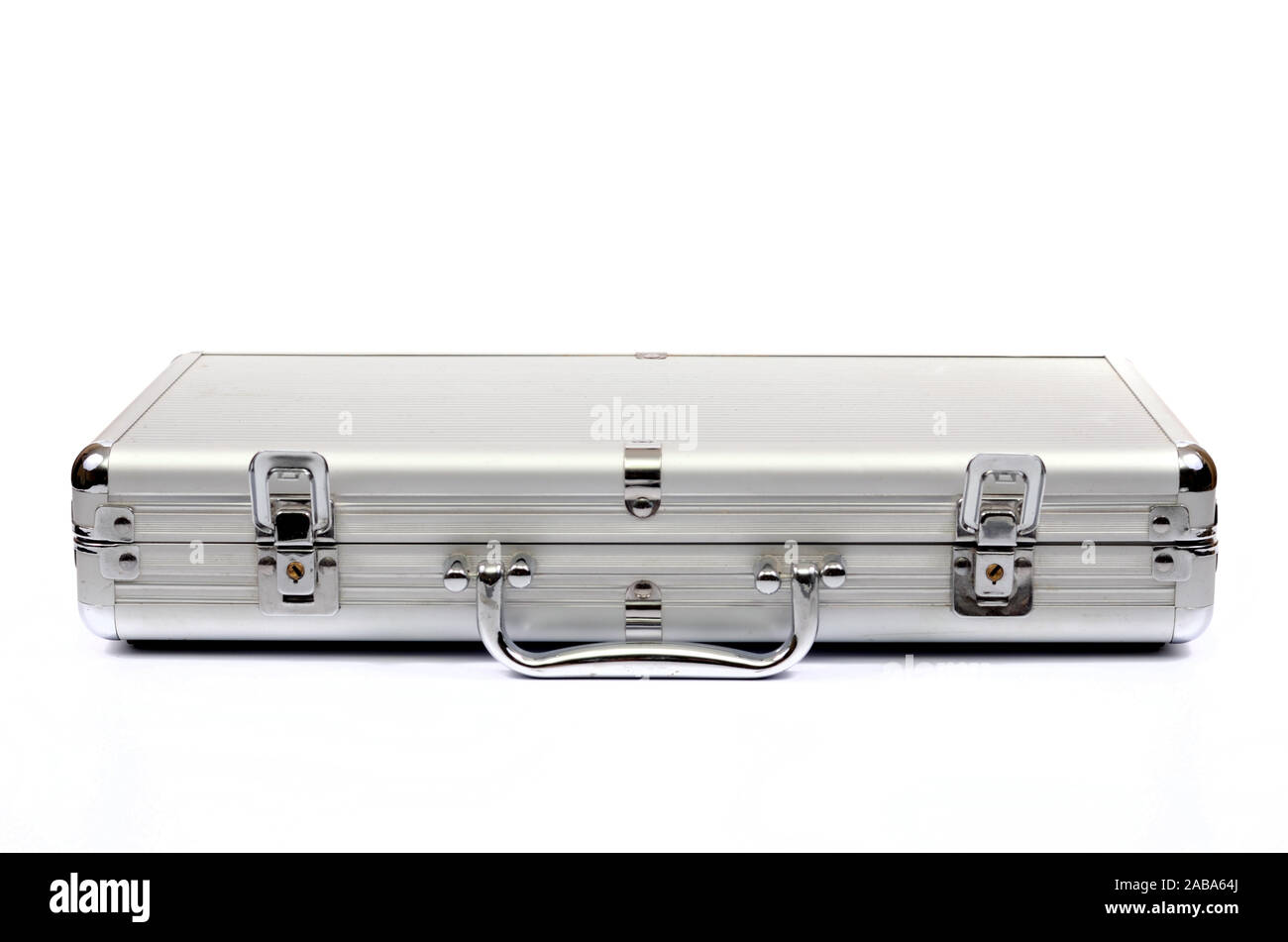 Maleta metálica sobre fondo blanco, maletín metálico Fotografía de