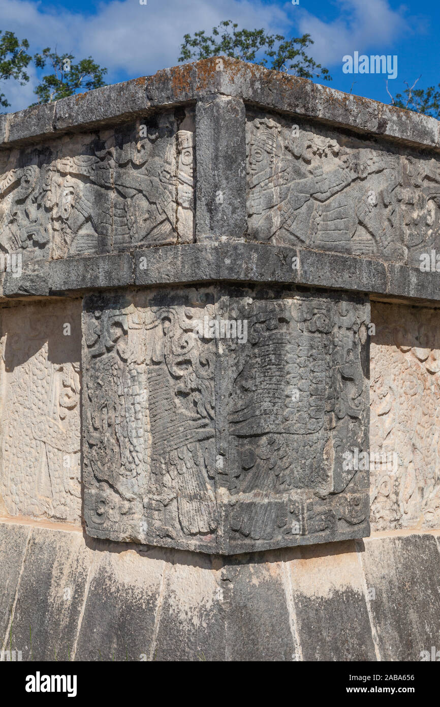 Panel de piedra intrincadas desde el Templo del Jaguar en el sitio Maya de Chichén Itzá en la península de Yucatán en México Foto de stock