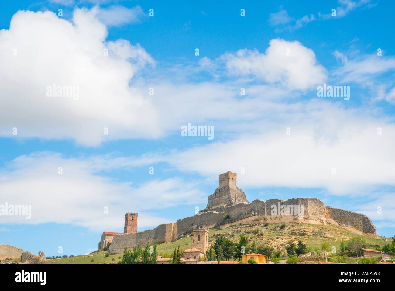 El castillo y la muralla de la ciudad. Atienza, provincia de Guadalajara, Castilla La Mancha, España. Foto de stock